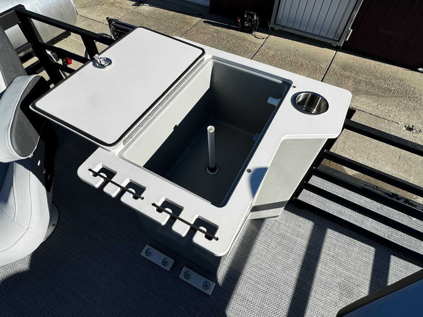 New 2024 FLAGSHIP D22CU w/SUZUKI DF150 **FREE JB Lund Bunk Trailer or Vertical Lift w/Purchase -- Up to a $7995 Value!!