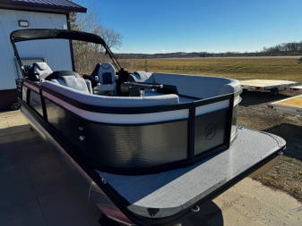New 2024 FLAGSHIP D22CU w/SUZUKI DF150 **FREE JB Lund Bunk Trailer or Vertical Lift w/Purchase -- Up to a $7995 Value!!