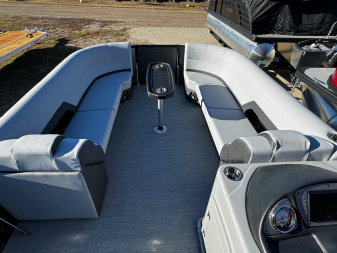New 2024 FLAGSHIP D22CU w/SUZUKI DF150 **FREE JB Lund Bunk Trailer or Vertical Lift w/Purchase -- Up to a $7995 Value!!