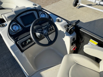 New 2024 FLAGSHIP D22CU w/SUZUKI DF150 **FREE JB Lund Bunk Trailer or Vertical Lift w/Purchase -- Up to a $7995 Value!!
