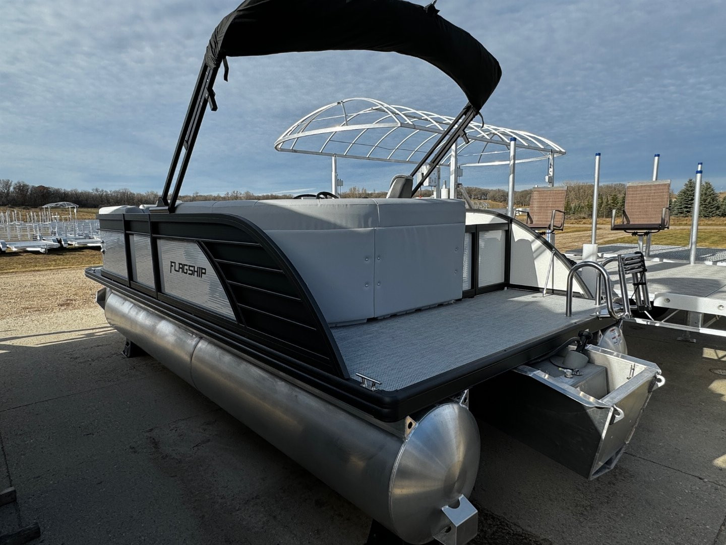 New 2024 FLAGSHIP D20LS w/SUZUKI DF115 **FREE JB Lund Bunk Trailer or Vertical Lift w/Purchase -- Up to a $7495 Value!!