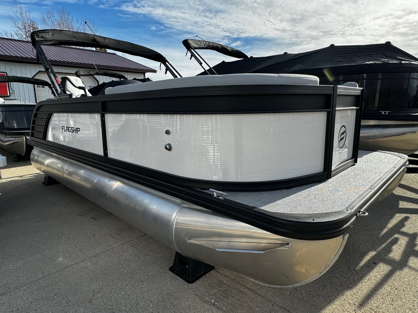 New 2024 FLAGSHIP D20LS w/SUZUKI DF115 **FREE JB Lund Bunk Trailer or Vertical Lift w/Purchase -- Up to a $7495 Value!!