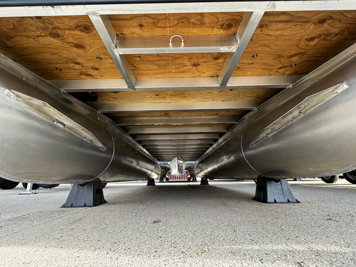 New 2024 FLAGSHIP D20LS w/SUZUKI DF115 **FREE JB Lund Bunk Trailer or Vertical Lift w/Purchase -- Up to a $7495 Value!!