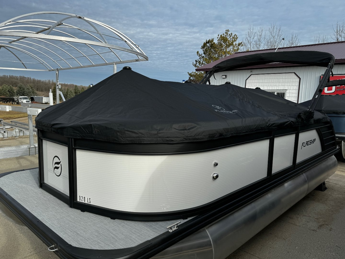 New 2024 FLAGSHIP D20LS w/SUZUKI DF115 **FREE JB Lund Bunk Trailer or Vertical Lift w/Purchase -- Up to a $7495 Value!!