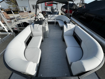 New 2024 FLAGSHIP D20LS w/SUZUKI DF115 **FREE JB Lund Bunk Trailer or Vertical Lift w/Purchase -- Up to a $7495 Value!!