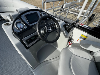 New 2024 FLAGSHIP D20LS w/SUZUKI DF115 **FREE JB Lund Bunk Trailer or Vertical Lift w/Purchase -- Up to a $7495 Value!!