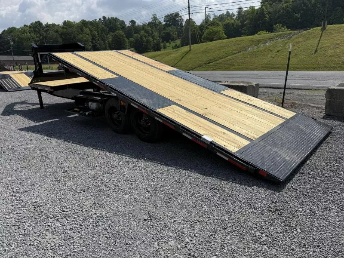 New 2025 Diamond C DET-GN 26' x 102" GOOSENECK Tilt Trailer 23K G.V.W.R. HYDRO JACKS