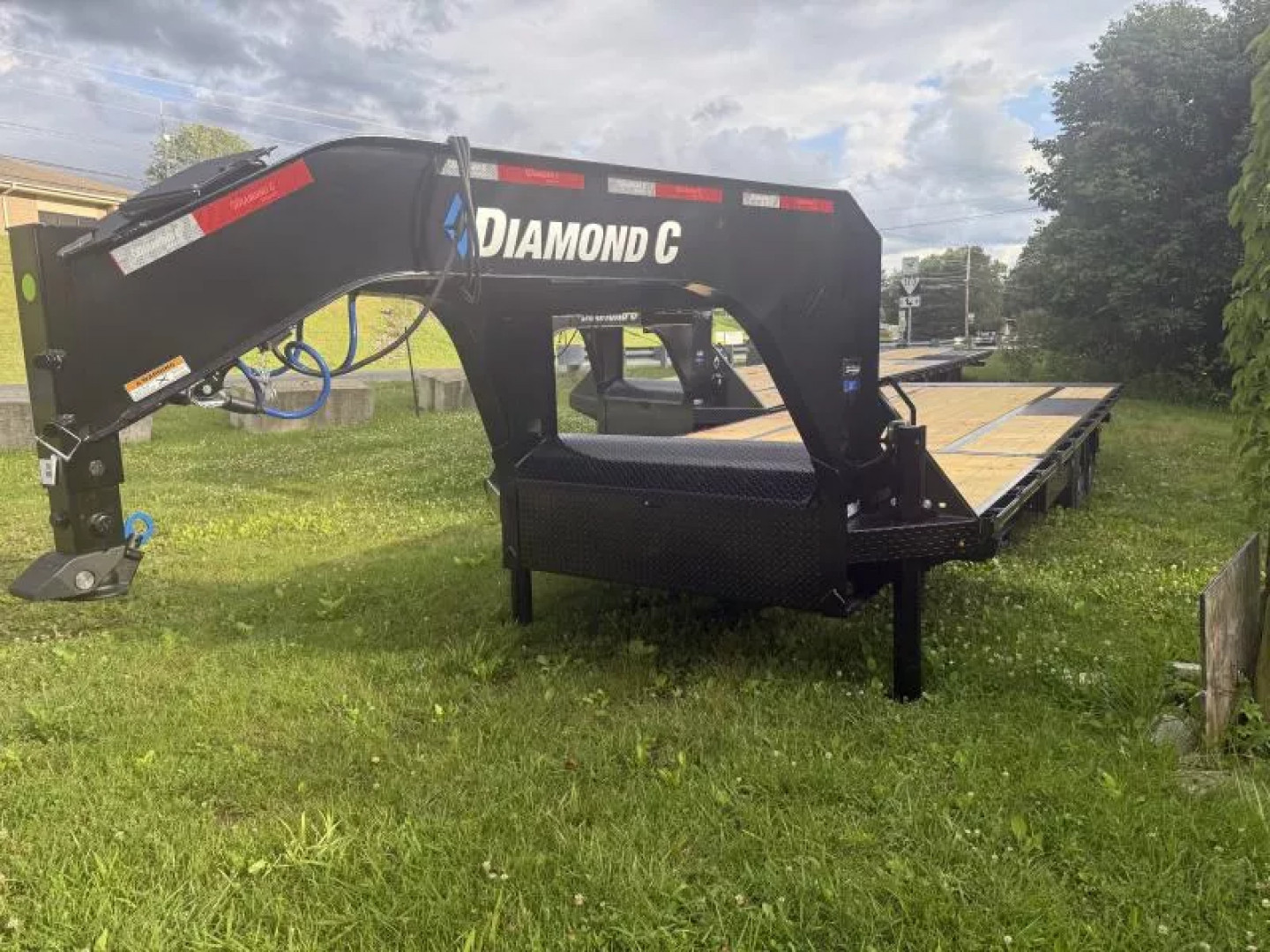 New 2025 Diamond C DET-GN 26' x 102" GOOSENECK Tilt Trailer 23K G.V.W.R. HYDRO JACKS