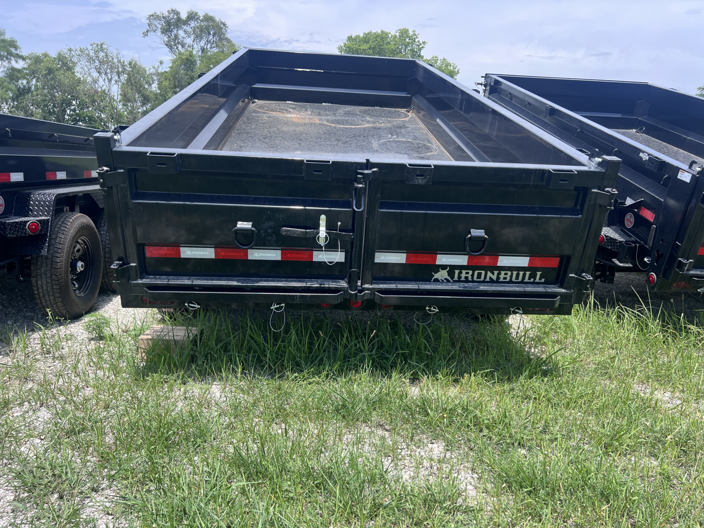 New 2026 IRON BULL 83X16 DUMP TRAILER W/ SCISSOR HOIST AND I-BEAM FRAME