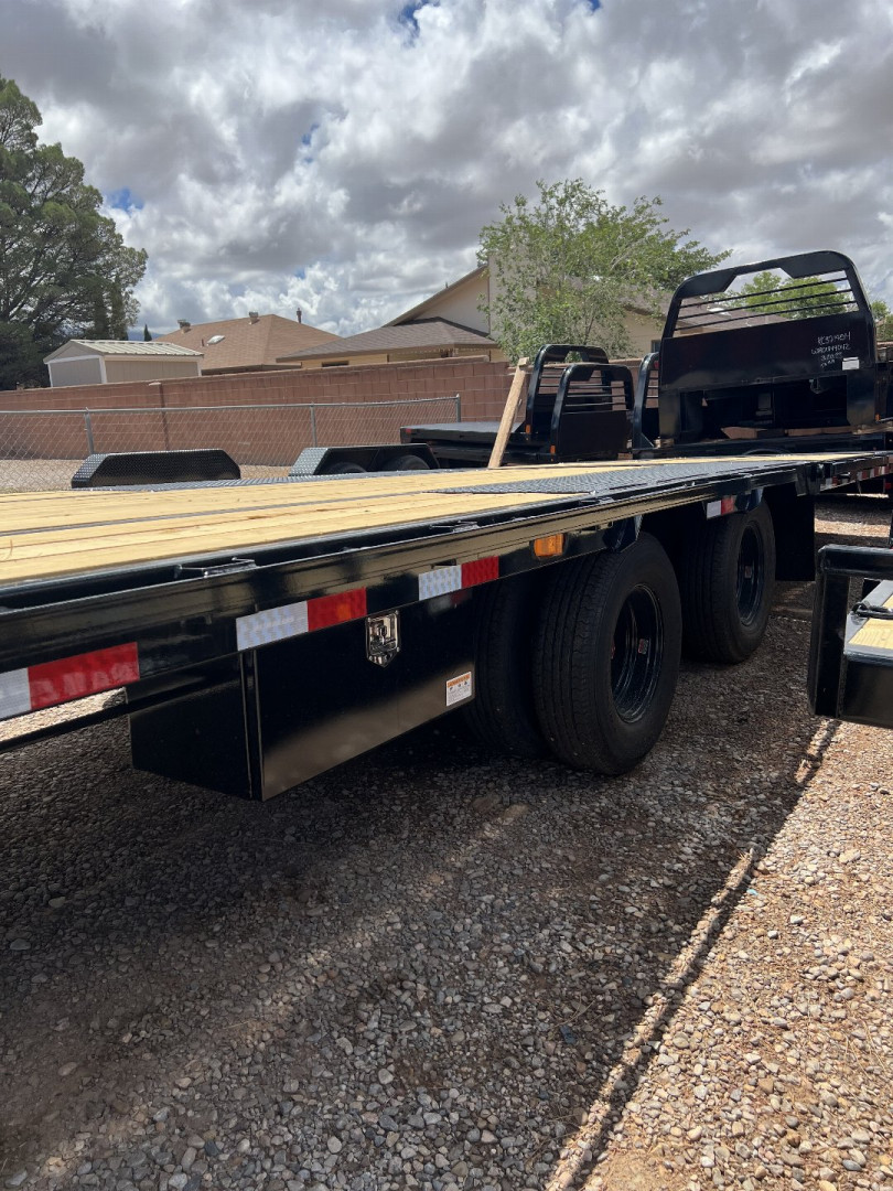 New 2026 PJ TRAILERS 102" x 32' LY Flatbed Trailer
