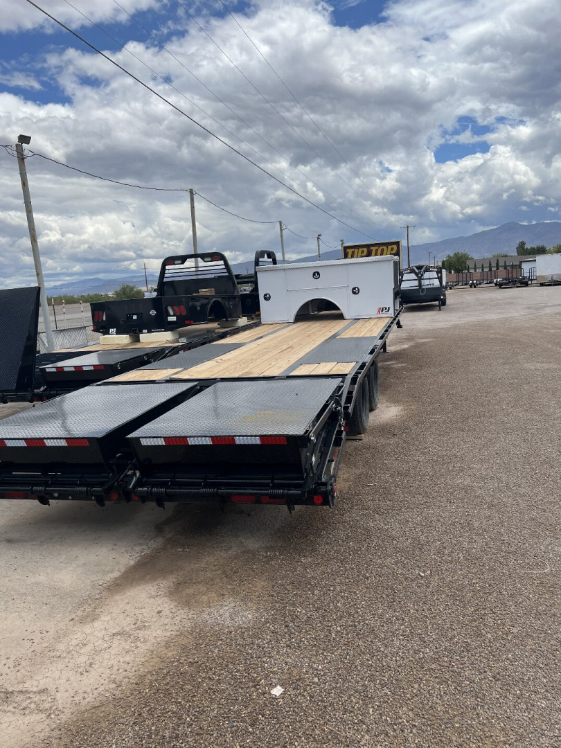 New 2025 PJ TRAILERS 102" x 32' LD Flatbed Trailer
