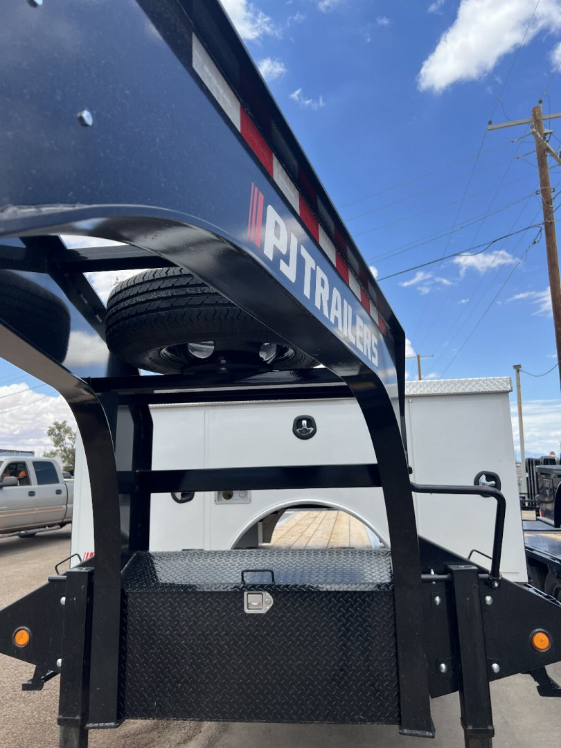 New 2025 PJ TRAILERS 102" x 32' LD Flatbed Trailer
