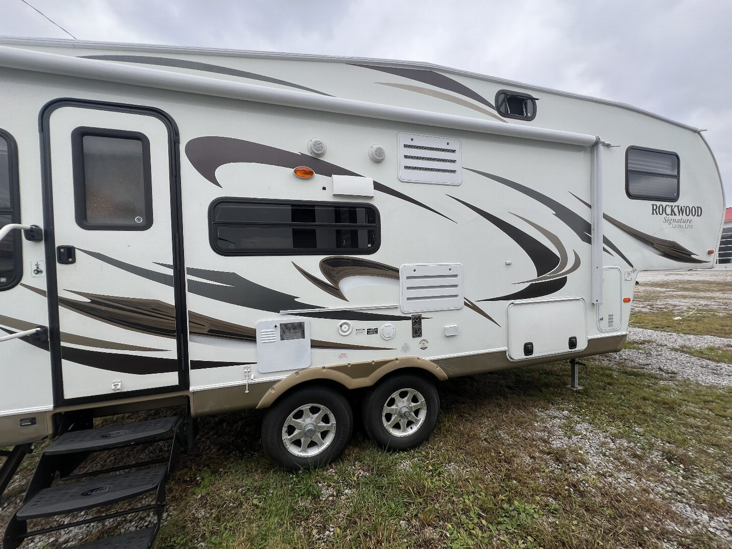 Used 2012 Forest River Rockwood Signature Ultra Lite Travel Trailer