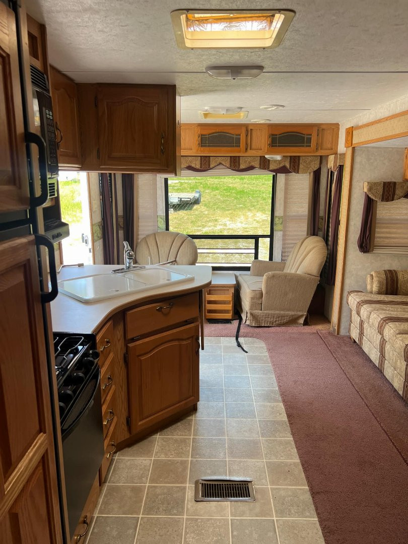 Used 2005 Keystone RV Mountaineer 315RLS Travel Trailer