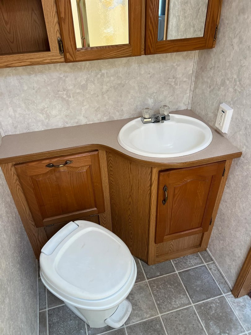 Used 2005 Keystone RV Mountaineer 315RLS Travel Trailer