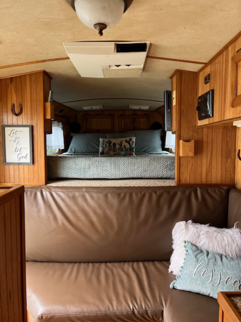 Used 2005 Elite Trailers 2 horse w/7' living quarters and gen. Horse Trailer