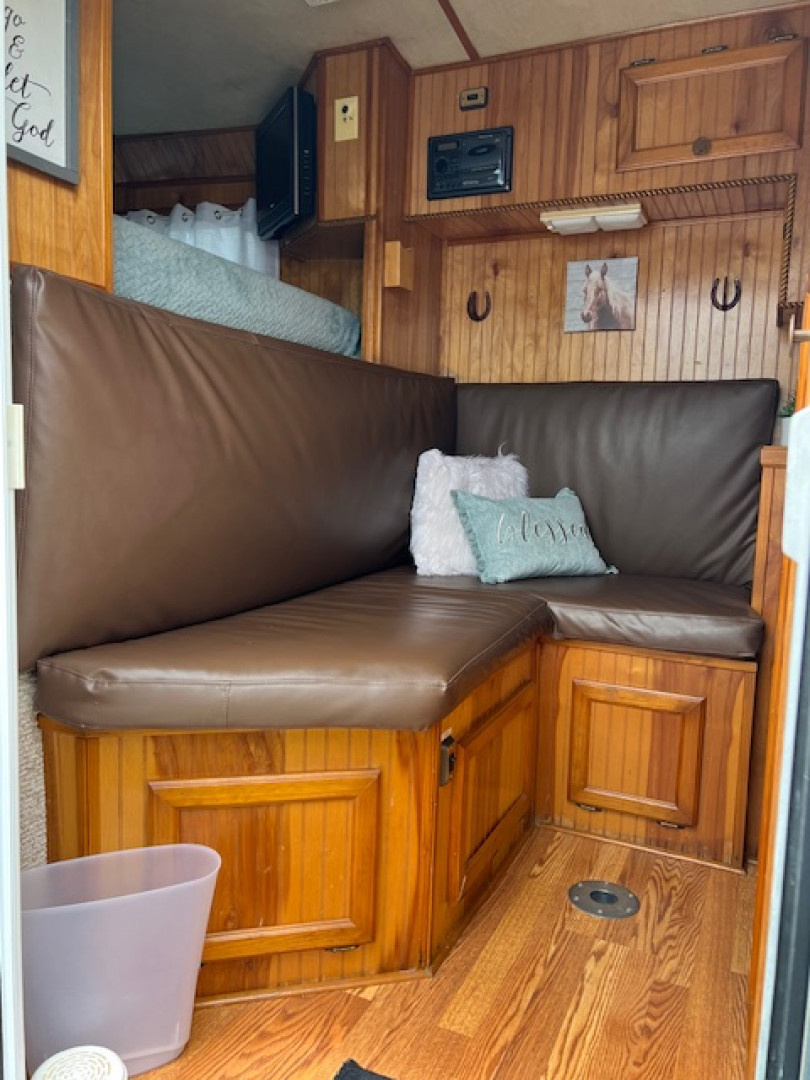 Used 2005 Elite Trailers 2 horse w/7' living quarters and gen. Horse Trailer