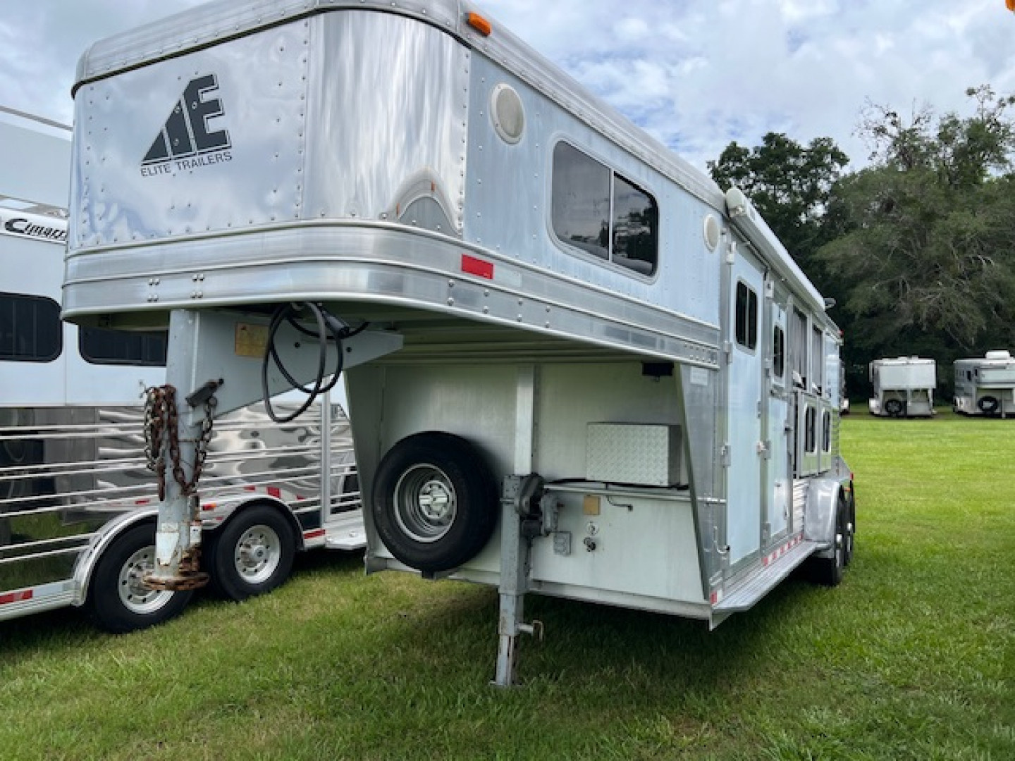 Used 2005 Elite Trailers 2 horse w/7' living quarters and gen. Horse Trailer