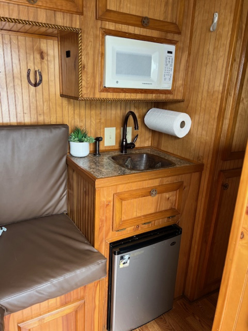 Used 2005 Elite Trailers 2 horse w/7' living quarters and gen. Horse Trailer