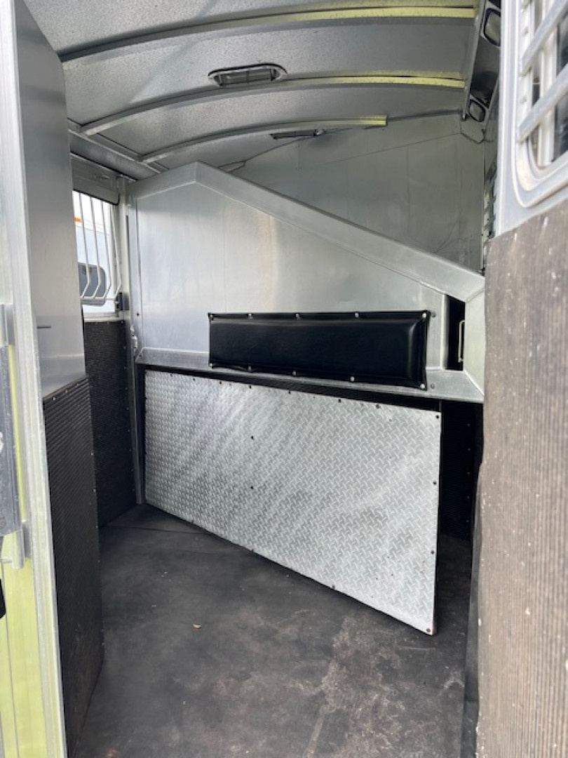 Used 2005 Elite Trailers 2 horse w/7' living quarters and gen. Horse Trailer