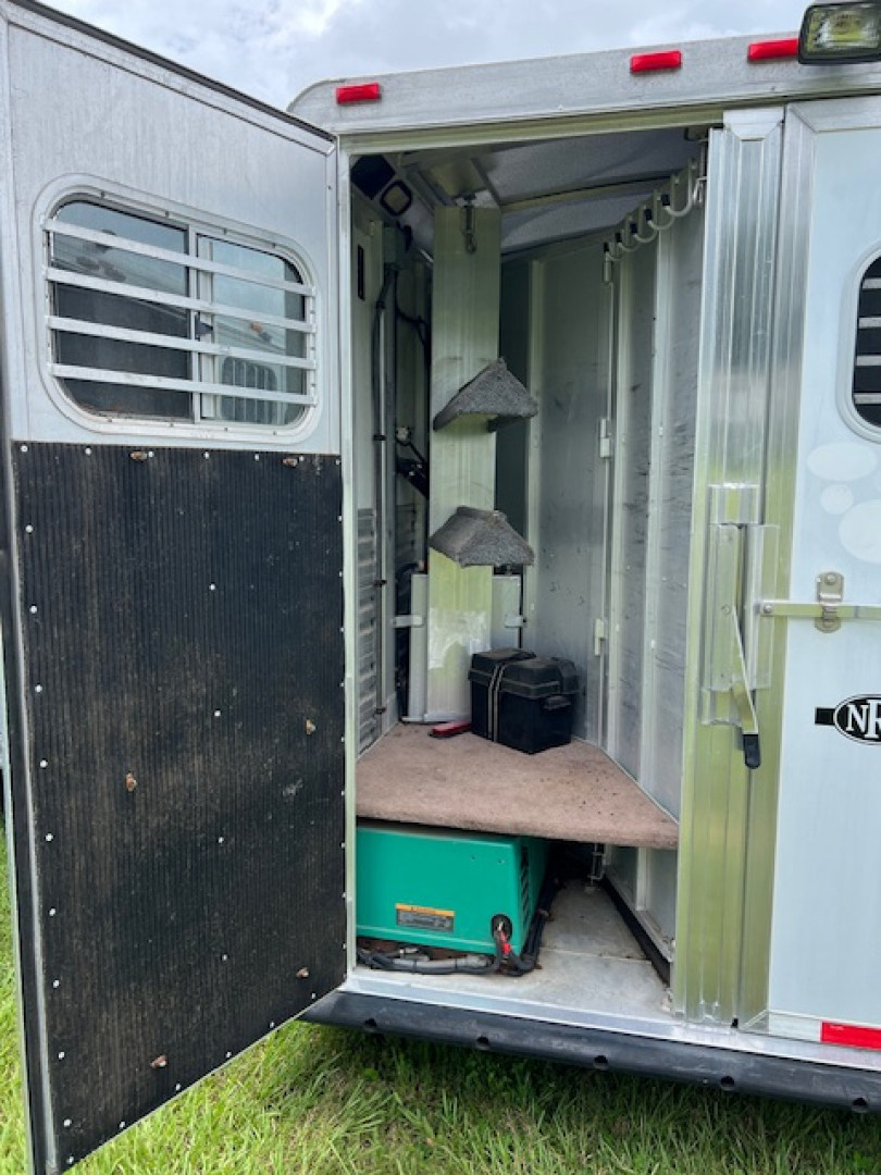 Used 2005 Elite Trailers 2 horse w/7' living quarters and gen. Horse Trailer