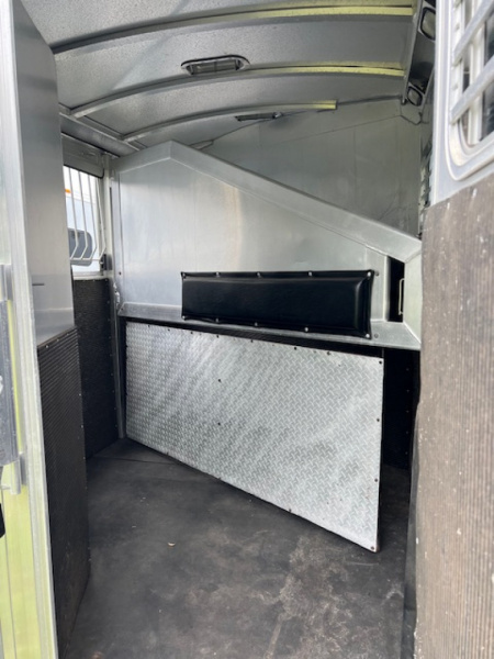 Used 2005 Elite Trailers 2 horse w/7' living quarters and gen. Horse Trailer