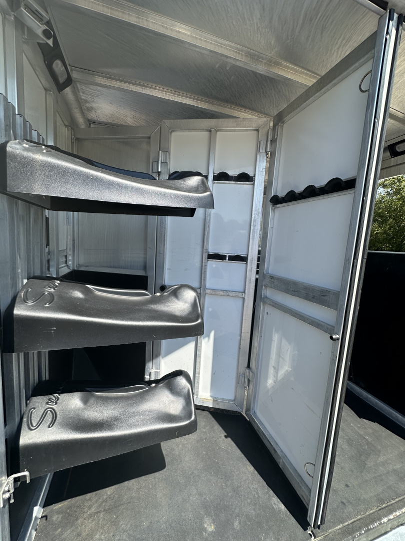 Used 2001 Sundowner Trailers 3H 8010 Sierra 720 Horse Trailer