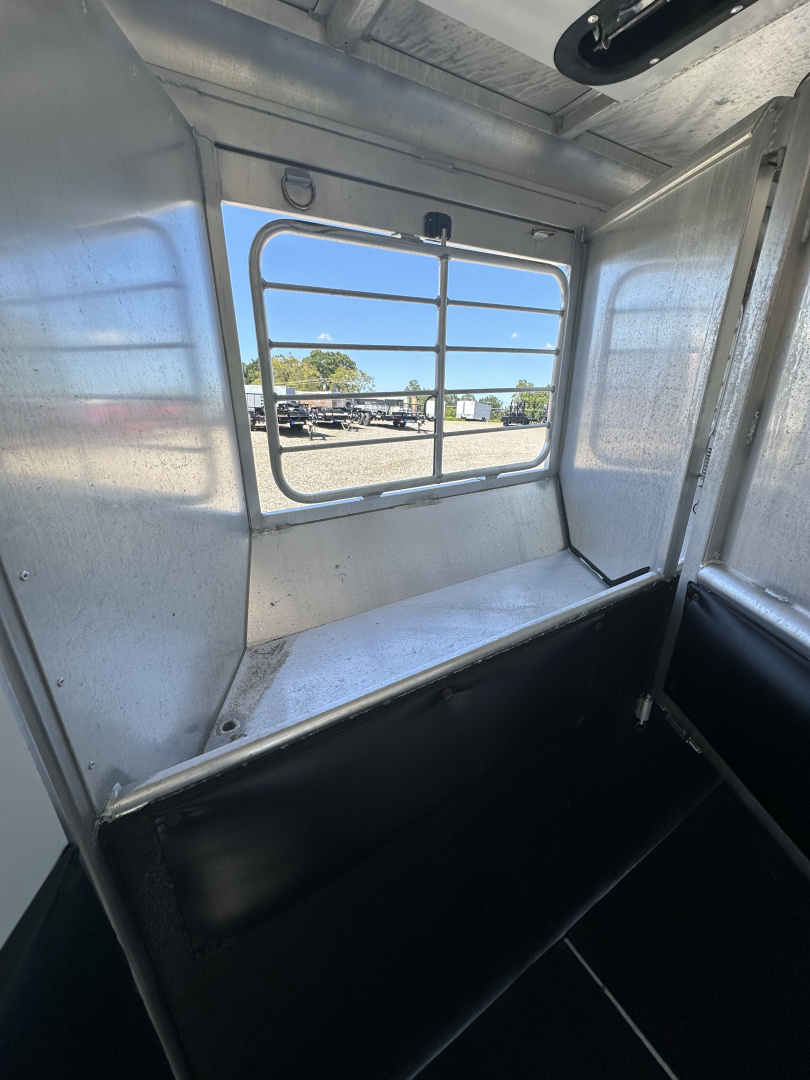 Used 2001 Sundowner Trailers 3H 8010 Sierra 720 Horse Trailer