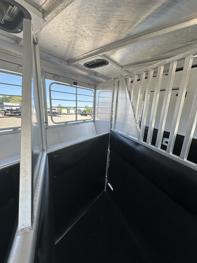 Used 2001 Sundowner Trailers 3H 8010 Sierra 720 Horse Trailer