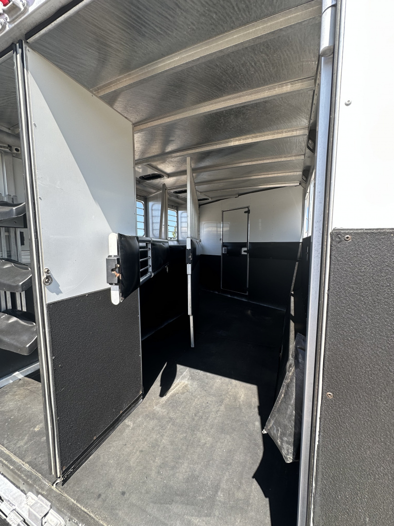 Used 2001 Sundowner Trailers 3H 8010 Sierra 720 Horse Trailer