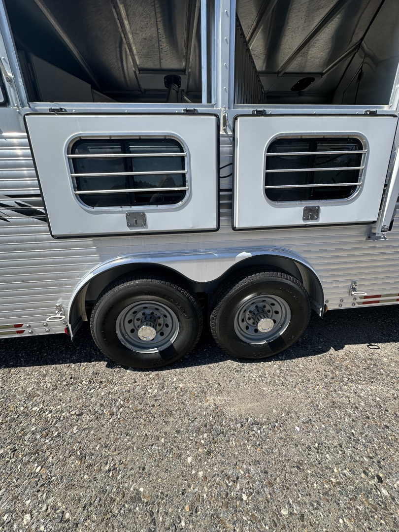 Used 2001 Sundowner Trailers 3H 8010 Sierra 720 Horse Trailer