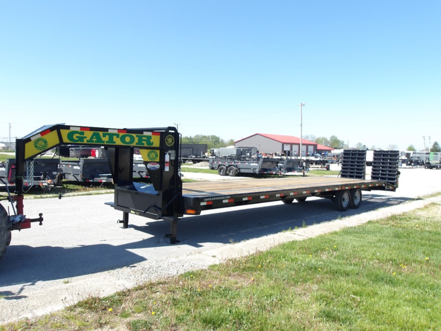 New 2025 Gatormade Trailers 30+5 Gooseneck 16K Flatbed Trailer