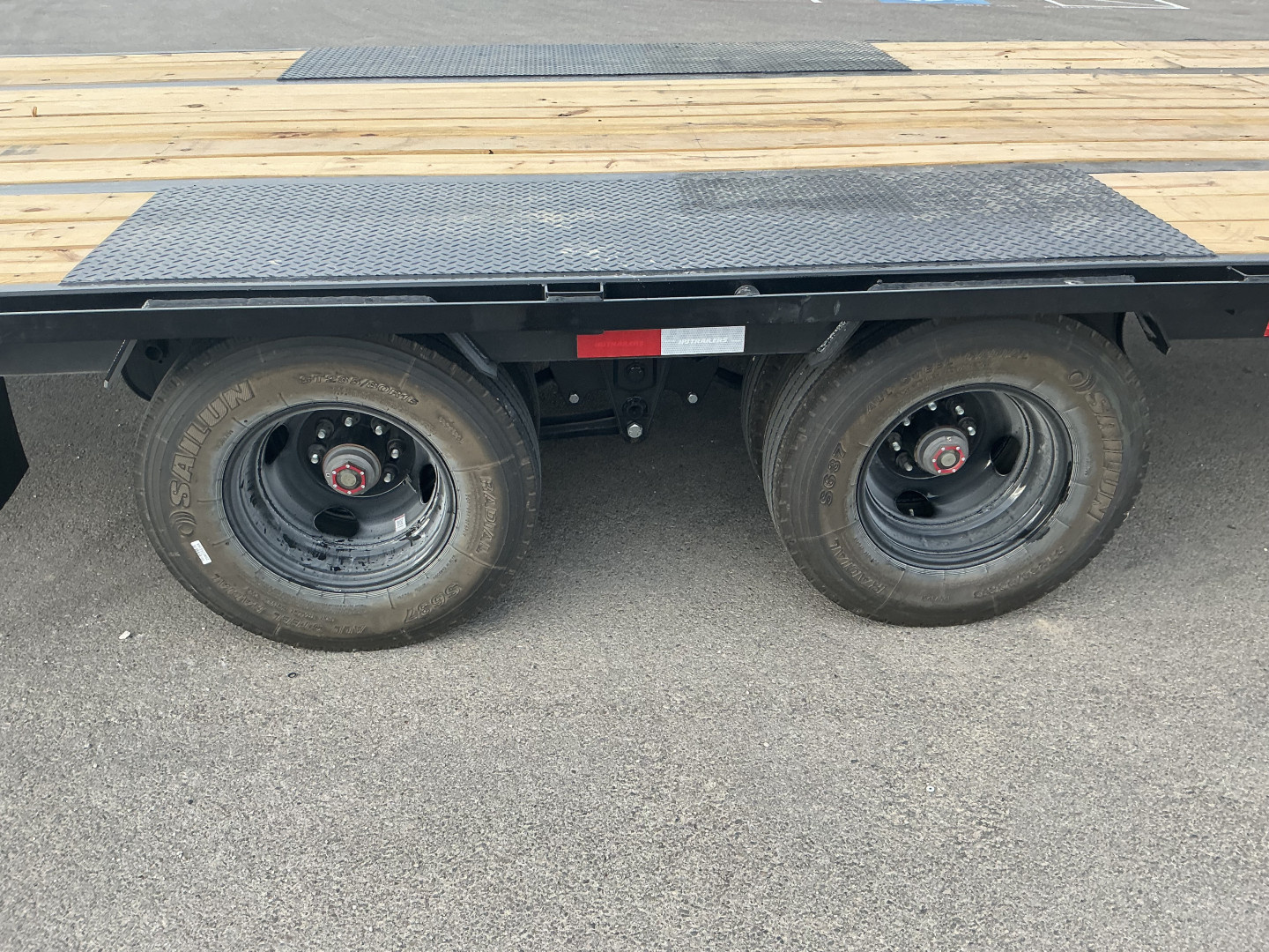 New 2026 PJ 102"x40' GN Low-Pro Flatbed w/ Duals - LD