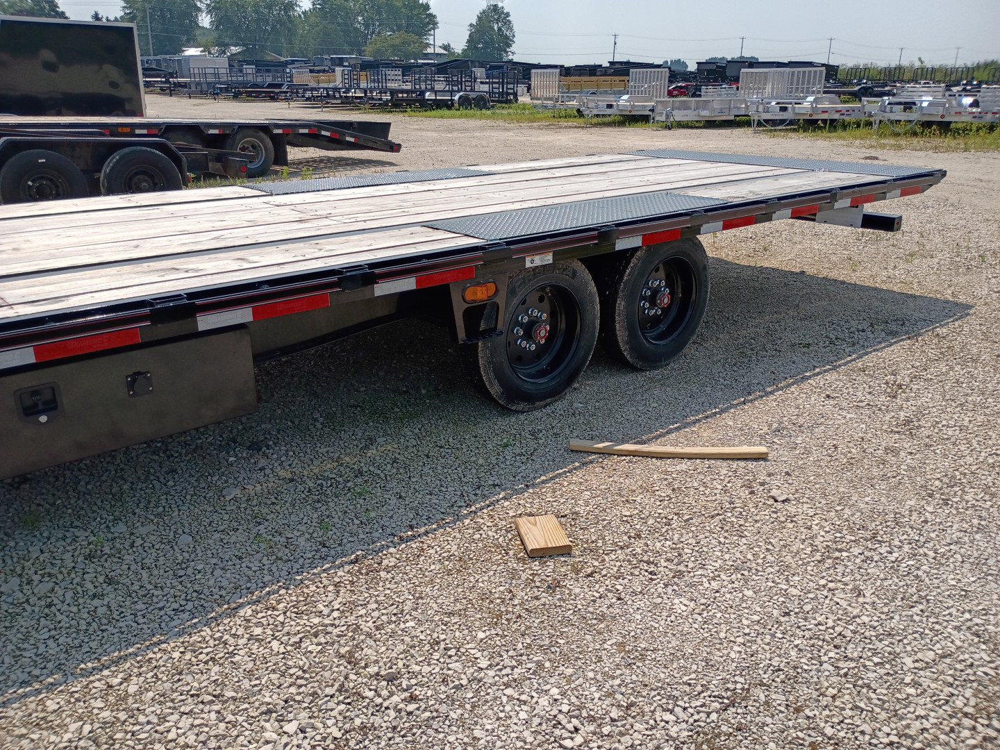 New 2025 Diamond C Trailers DET208L 24X102