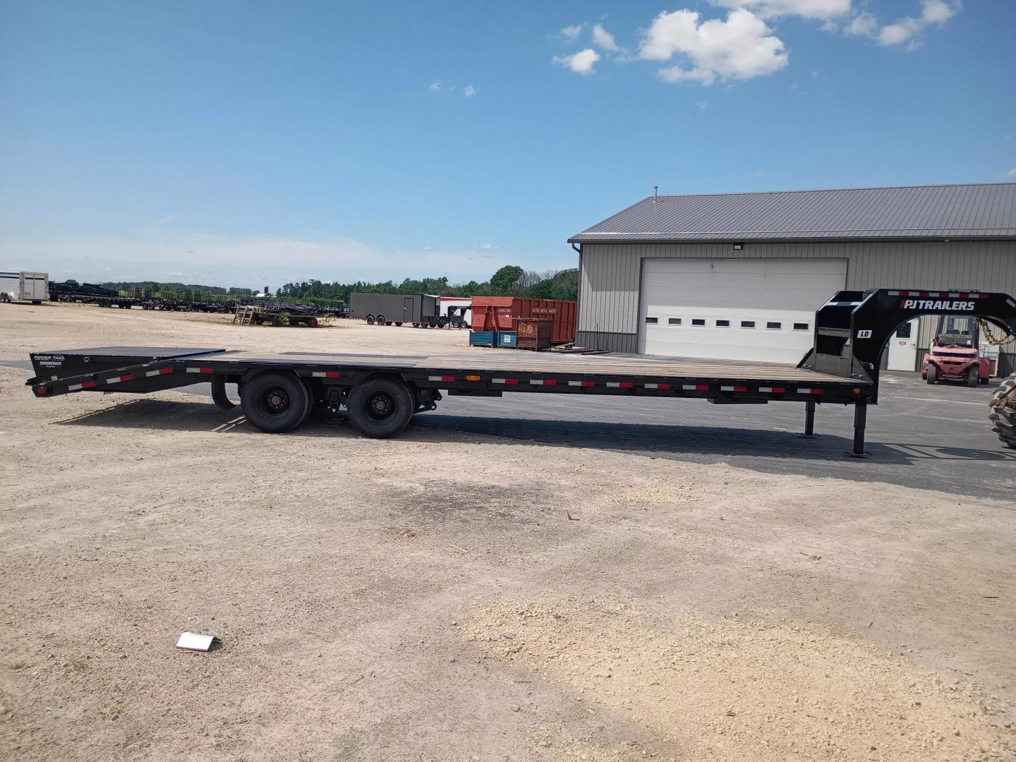 New 2025 PJ Trailers LD322