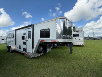Used 2021 Merhow Trailers 3 horse w/ 9' living quarters Horse Trailer