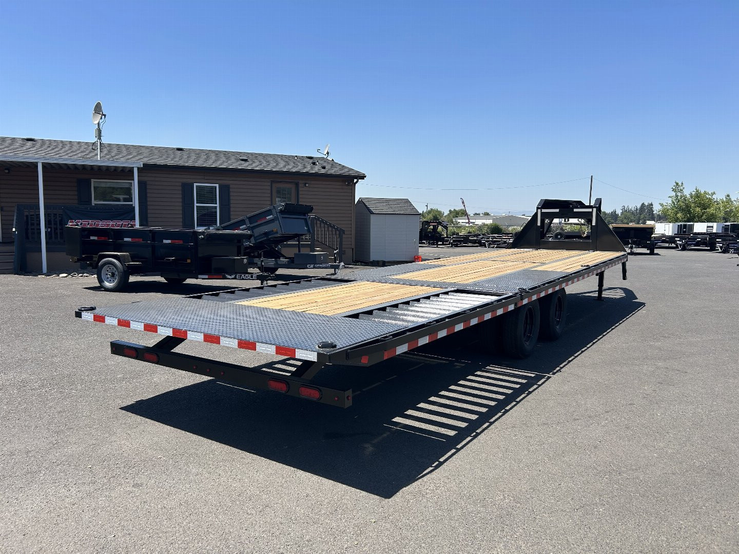 New 2025 Sure-Trac 8.5x32 Gooseneck Deckover Trailer w/ Hyd. Beavertail 25.9K GVWR