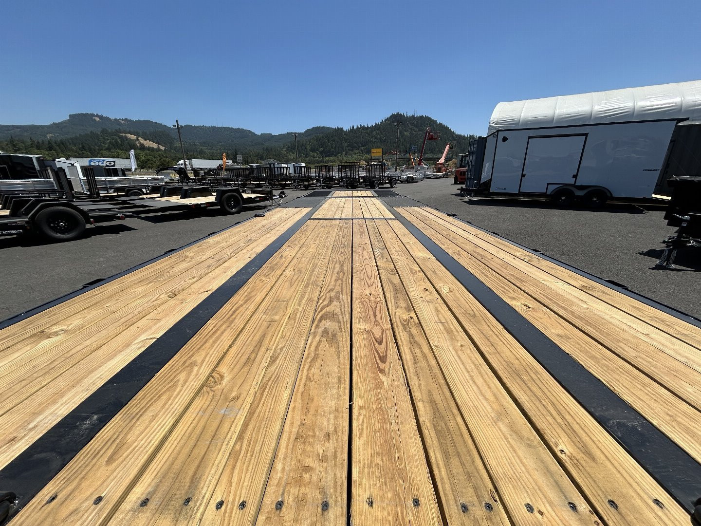 New 2025 Sure-Trac 8.5x32 Gooseneck Deckover Trailer w/ Hyd. Beavertail 25.9K GVWR