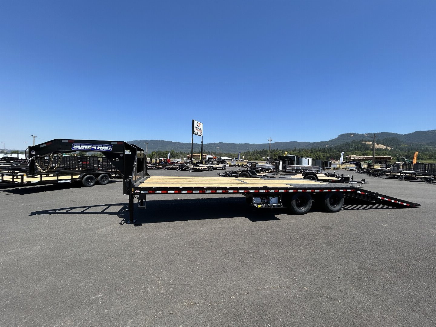 New 2025 Sure-Trac 8.5x32 Gooseneck Deckover Trailer w/ Hyd. Beavertail 25.9K GVWR