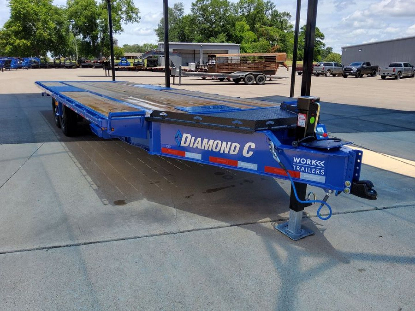 New (S1302561) 2025 Diamond C DET