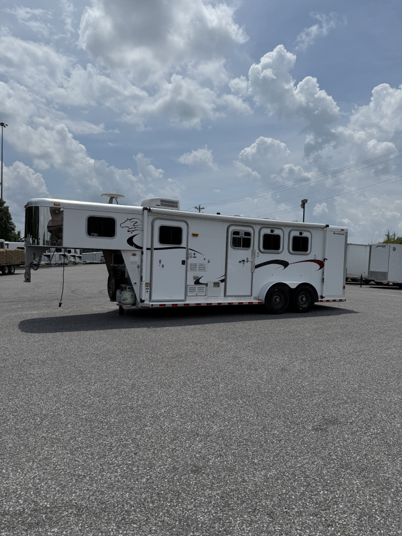 Used 2001 Sooner 7307 Horse Trailer