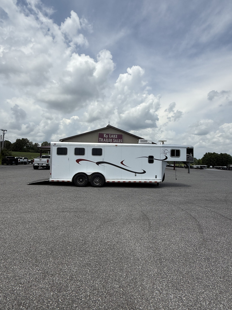 Used 2001 Sooner 7307 Horse Trailer