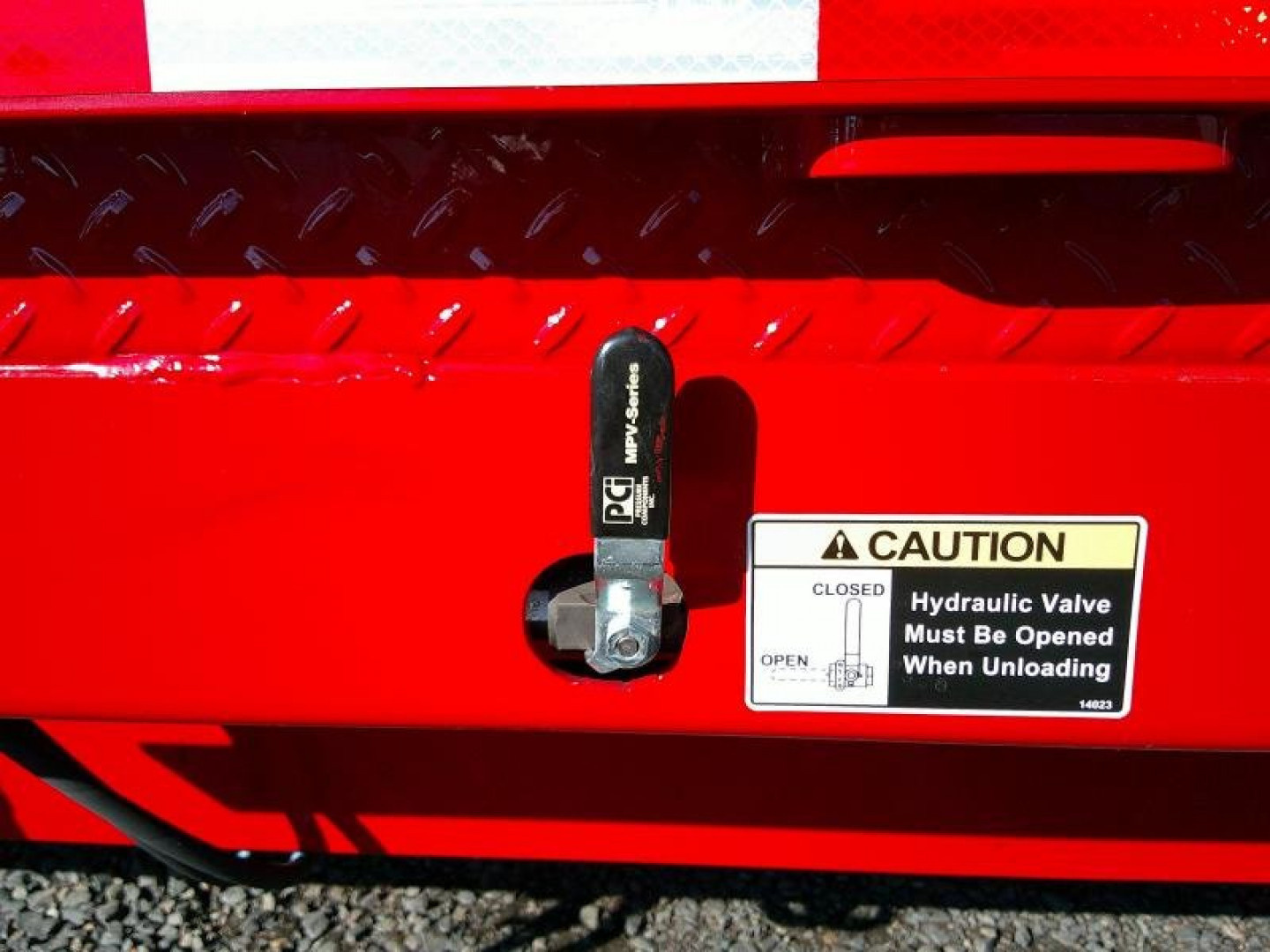 New 2025 MIDSOTA 8.5x24 Split Tilt Gooseneck Equipment Trailer 18.4K GVWR