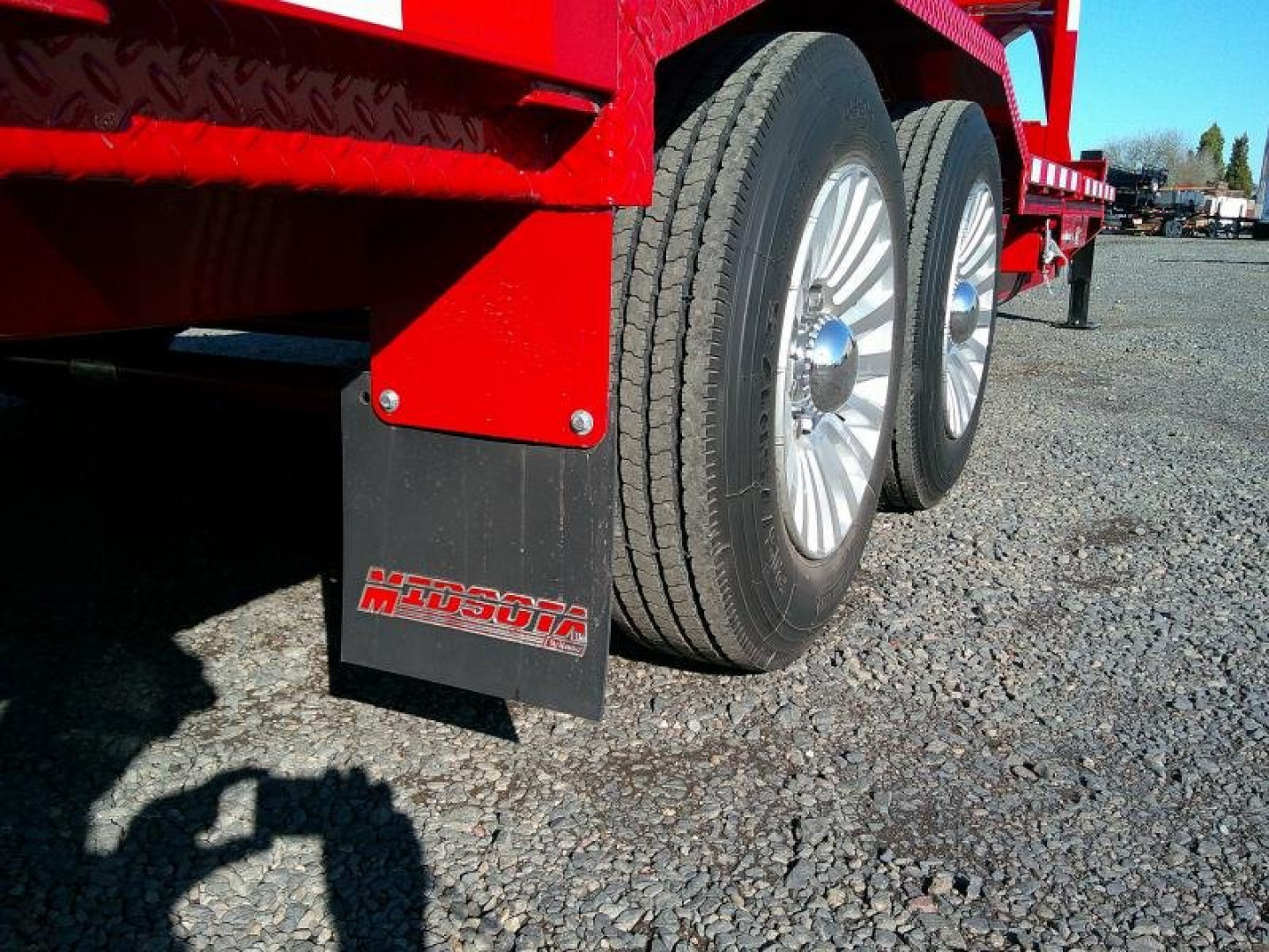 New 2025 MIDSOTA 8.5x24 Split Tilt Gooseneck Equipment Trailer 18.4K GVWR