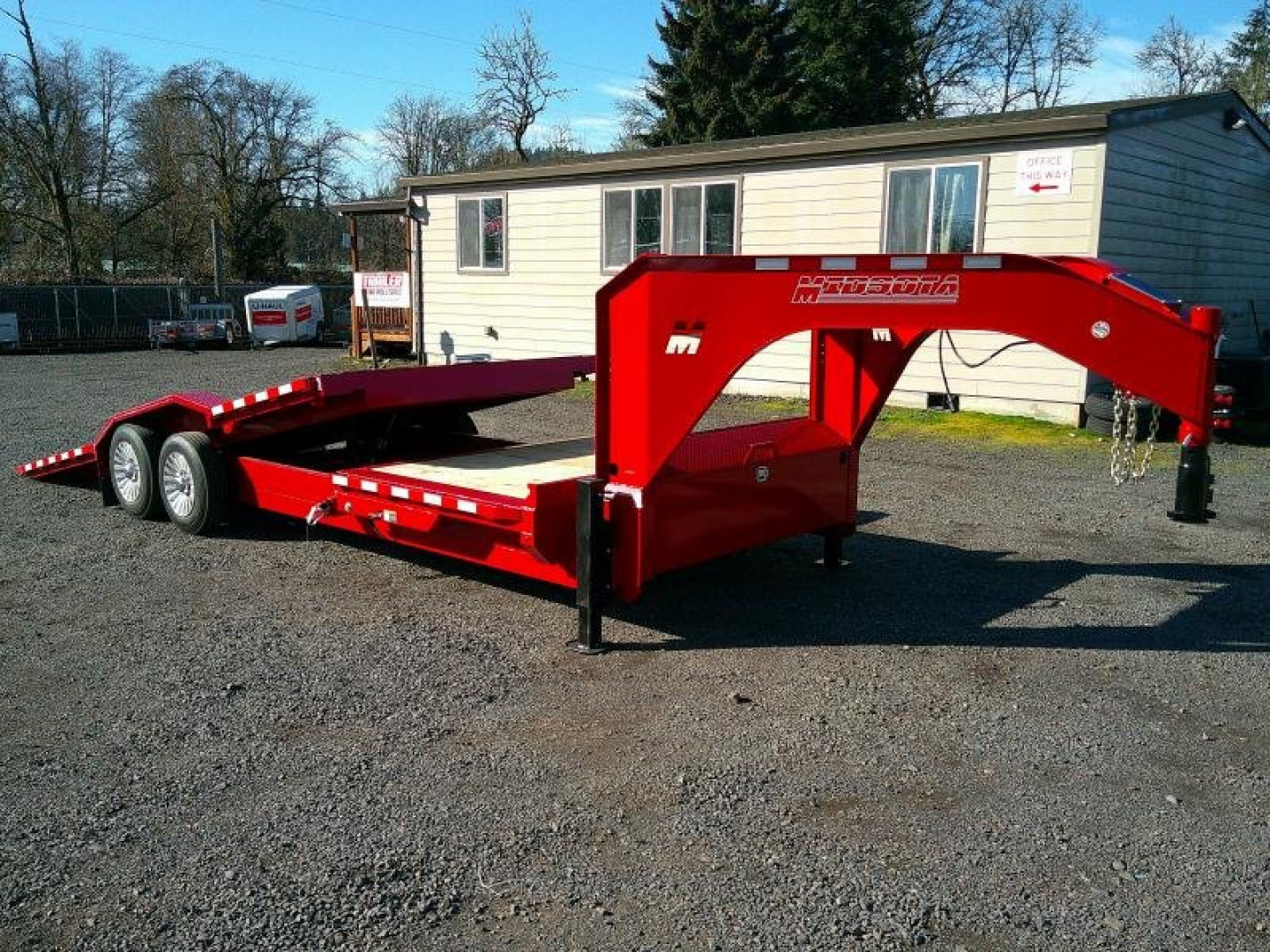 New 2025 MIDSOTA 8.5x24 Split Tilt Gooseneck Equipment Trailer 18.4K GVWR
