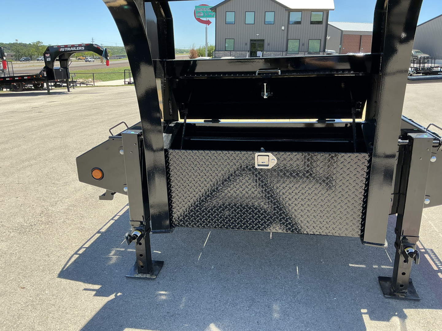 New 2026 PJ 102"x32' GN Low-Pro Flatbed w/ Duals - LD