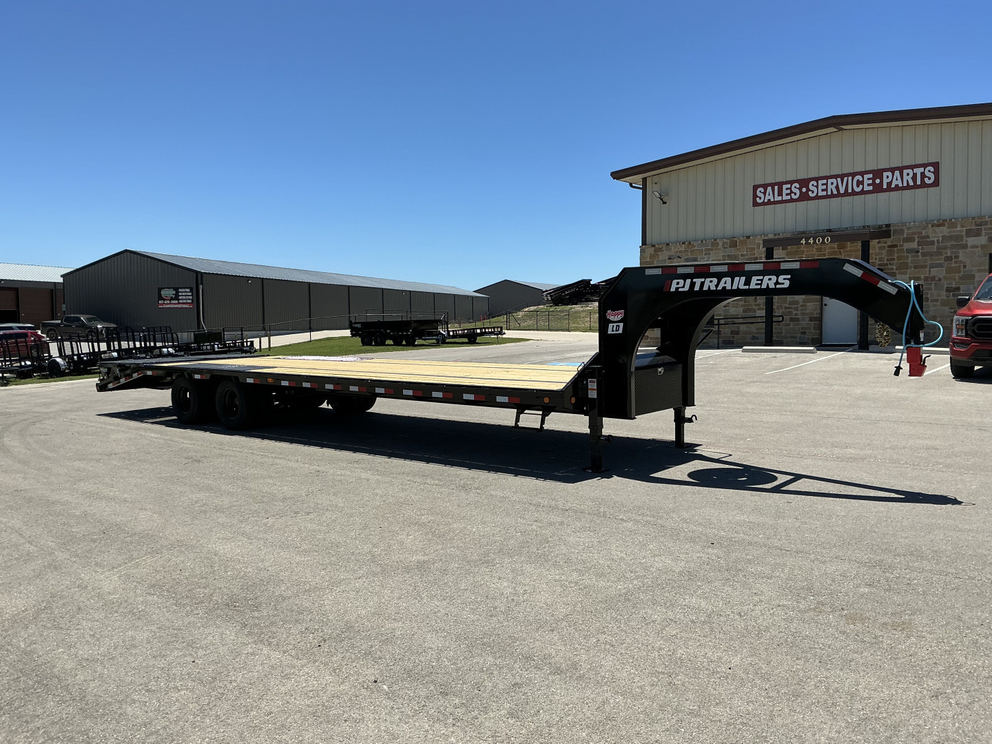 New 2026 PJ 102"x32' GN Low-Pro Flatbed w/ Duals - LD