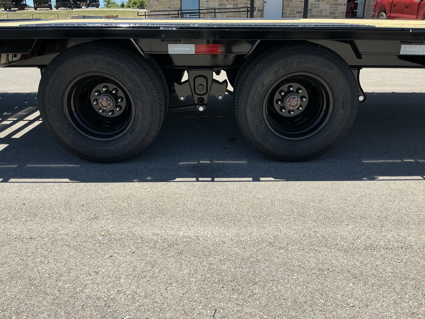 New 2026 PJ 102"x32' GN Low-Pro Flatbed w/ Duals - LD