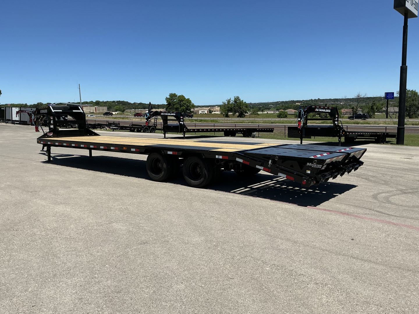 New 2026 PJ 102"x32' GN Low-Pro Flatbed w/ Duals - LD