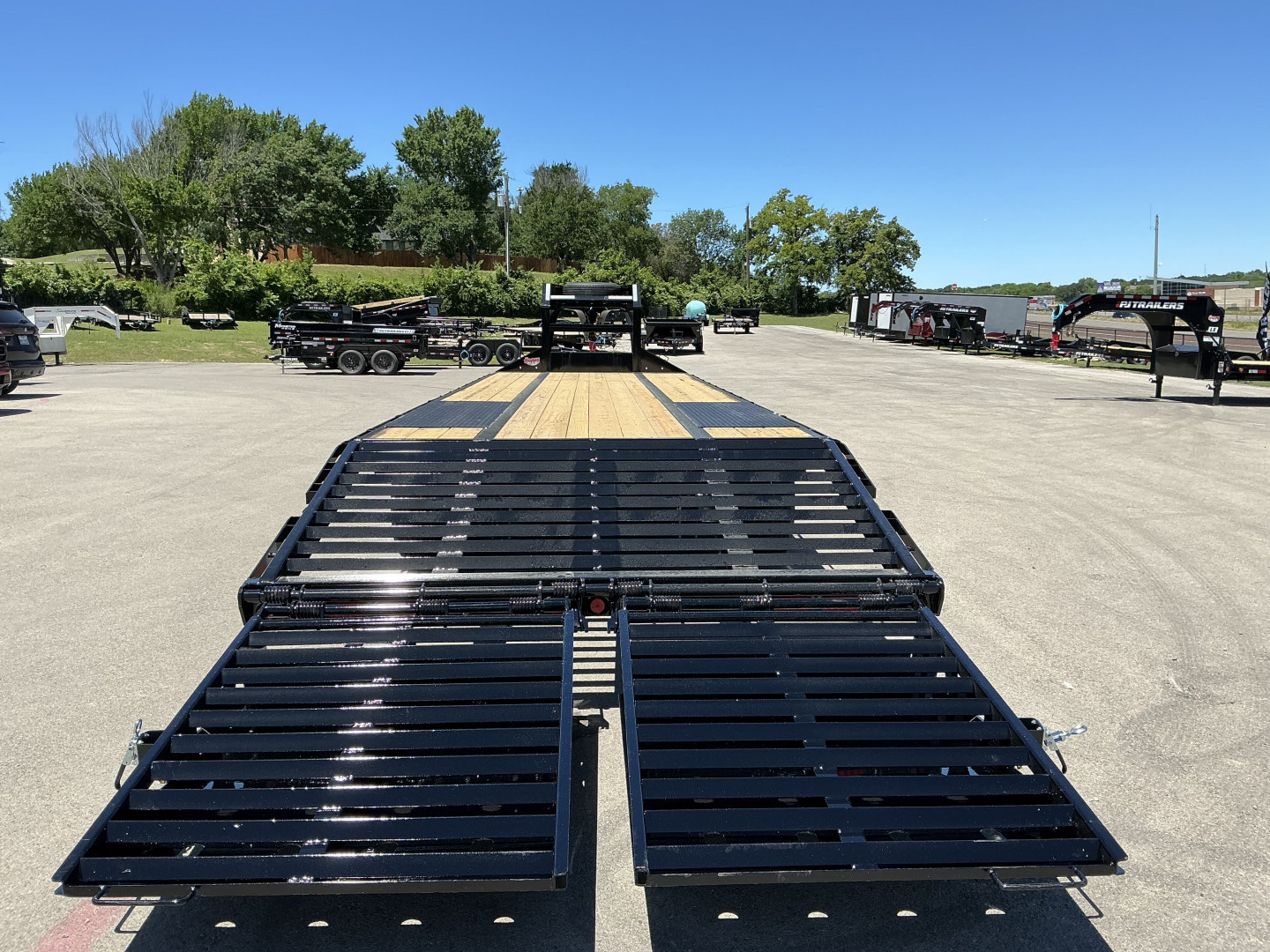 New 2026 PJ 102"x32' GN Low-Pro Flatbed w/ Duals - LD